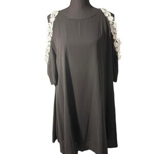 Roiii 2XL Black baby doll dress with white appliqué flower sleeves.